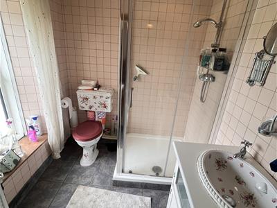 ENSUITE SHOWER ROOM